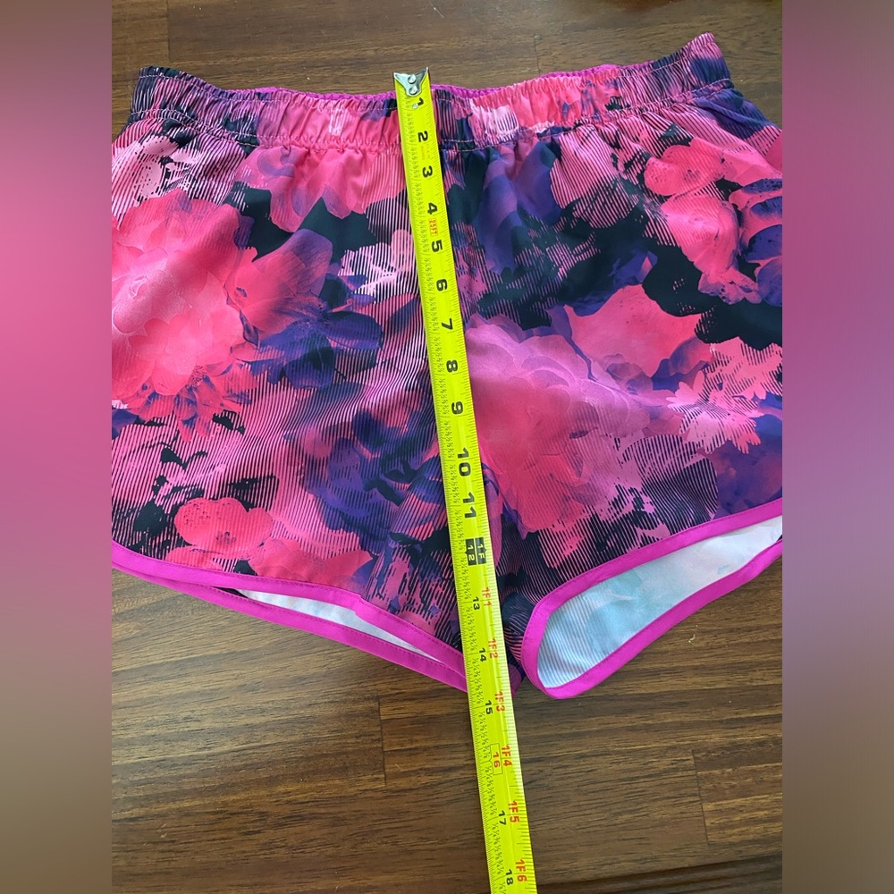 Womens Xersion shorts, size medium. - Picture 5 of 6